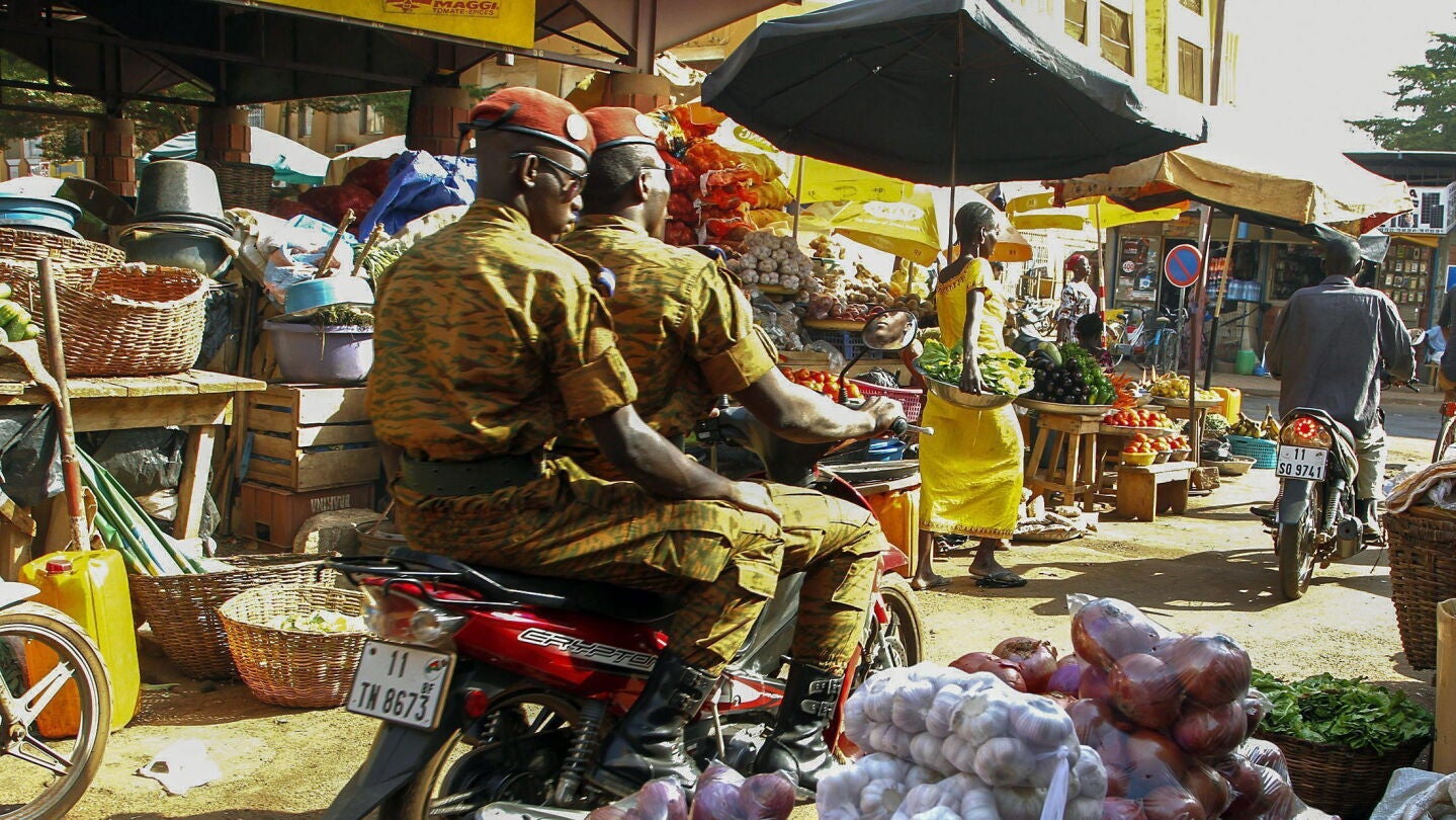 Dos soldados pasan en moto por un mercado en la capital Uagadug&uacute; (Burkina Faso). 