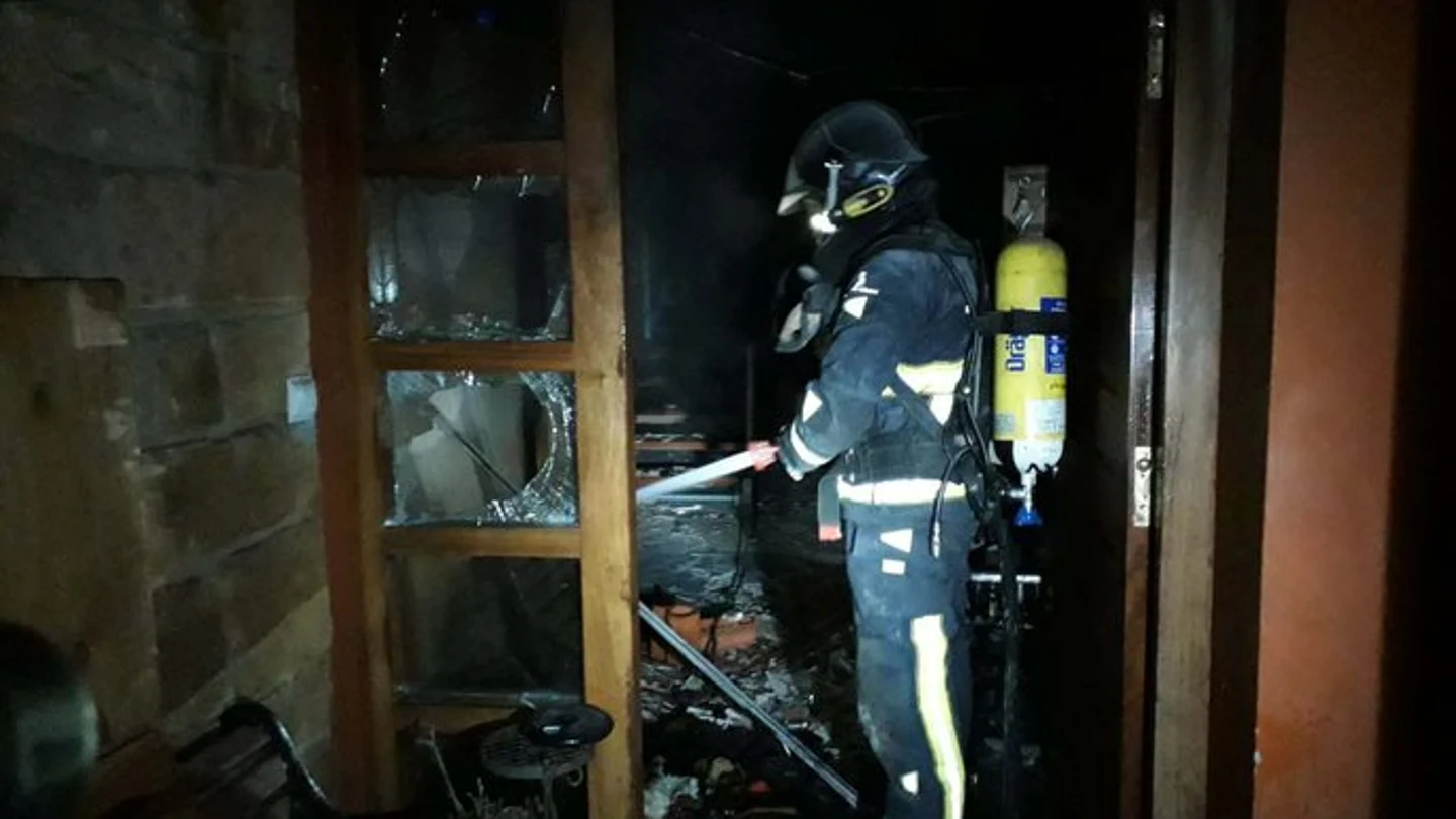Un bombero trabajando en la extinción de este incendio Un bombero trabajando en la extinción de este incendio