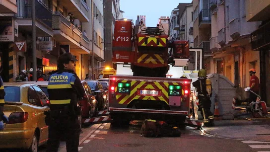 Efectivos del cuerpo de Bomberos y de la Policía Local trabajan en las labores de extinción del incendio Efectivos del cuerpo de Bomberos y de la Policía Local trabajan en las labores de extinción del incendio