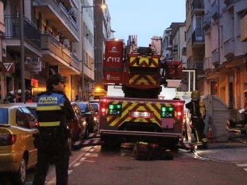 Efectivos del cuerpo de Bomberos y de la Policía Local trabajan en las labores de extinción del incendio Efectivos del cuerpo de Bomberos y de la Policía Local trabajan en las labores de extinción del incendio