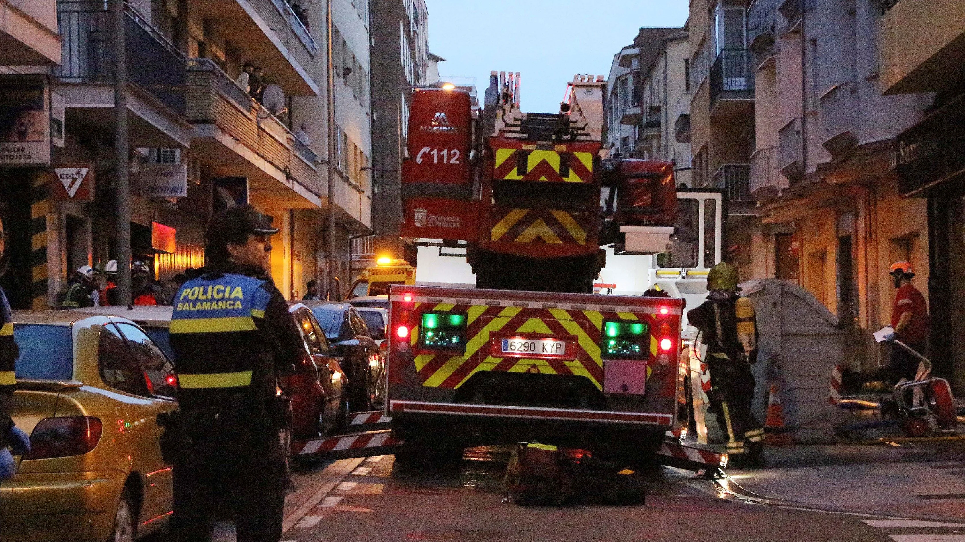 Efectivos del cuerpo de Bomberos y de la Policía Local trabajan en las labores de extinción del incendio