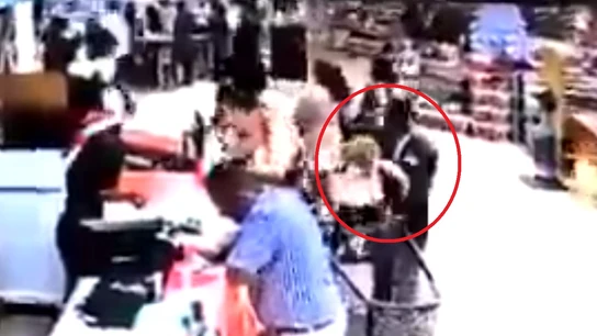 Las imágenes del establecimiento recogieron el momento en el que el hombre secuestra al niño. Las imágenes del establecimiento recogieron el momento en el que el hombre secuestra al niño.