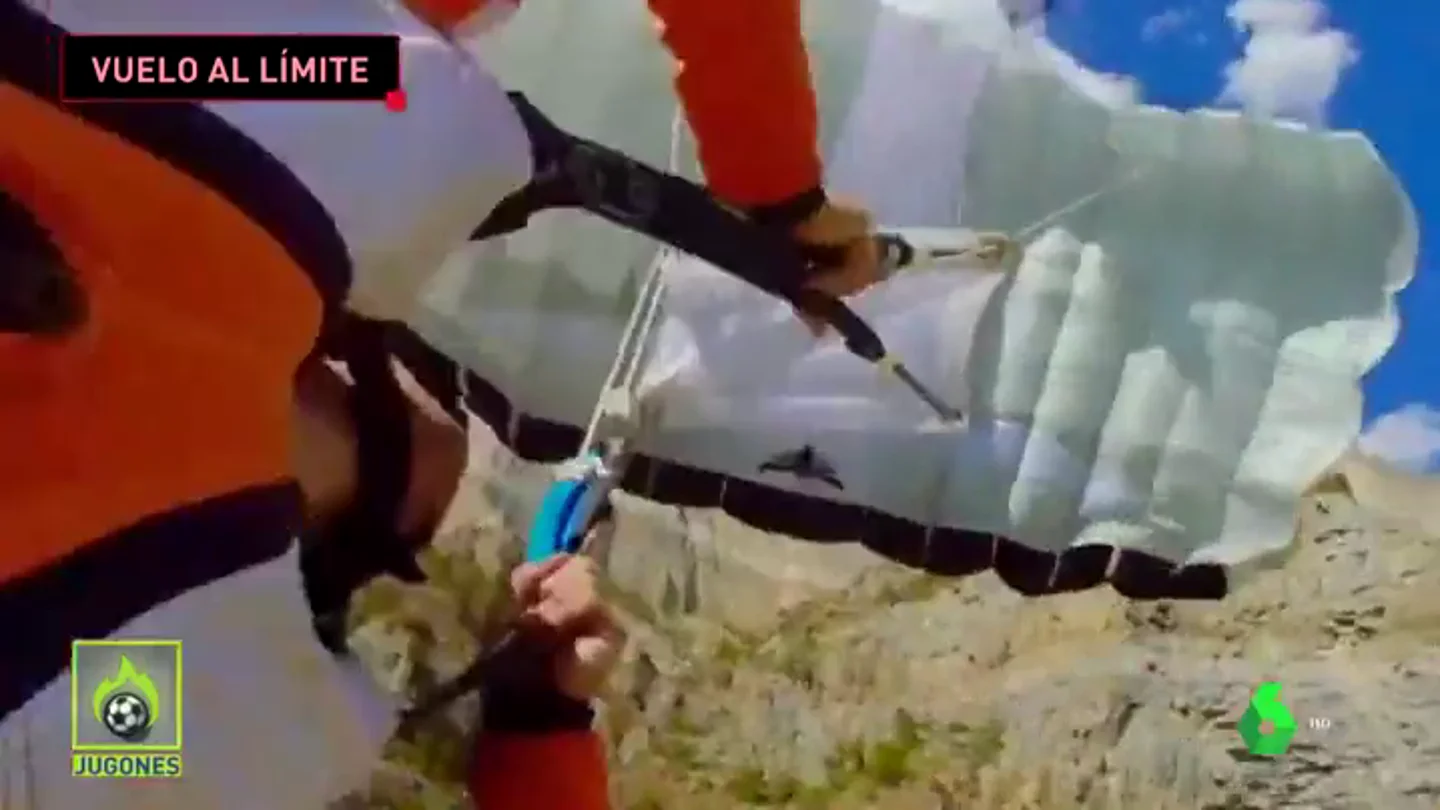 El agónico momento en el que el viento lleva a un paracaidista contra un acantilado El agónico momento en el que el viento lleva a un paracaidista contra un acantilado