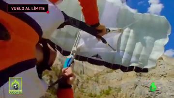 El agónico momento en el que el viento lleva a un paracaidista contra un acantilado