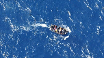 Imagen de archivo de una embarcación con migrantes a bordo