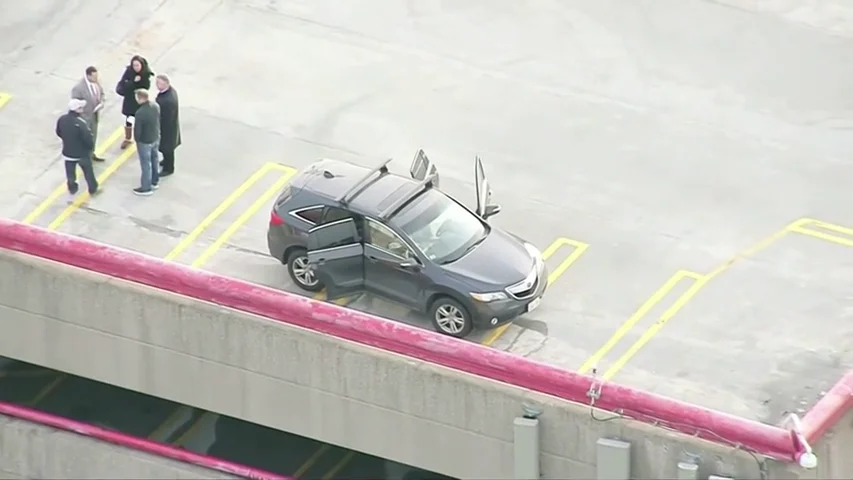 Hallan muertos a una mujer y dos niños en un parking de Massachusetts el día de Navidad