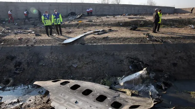 Miembros de los servicios de emergencia observan parte del fuselaje del Boeing 737