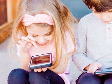 Niños utilizando el smartphone