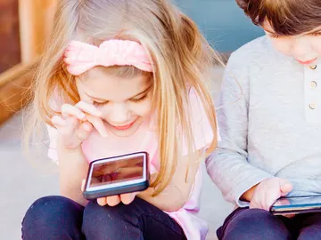 Niños utilizando el smartphone Niños utilizando el smartphone