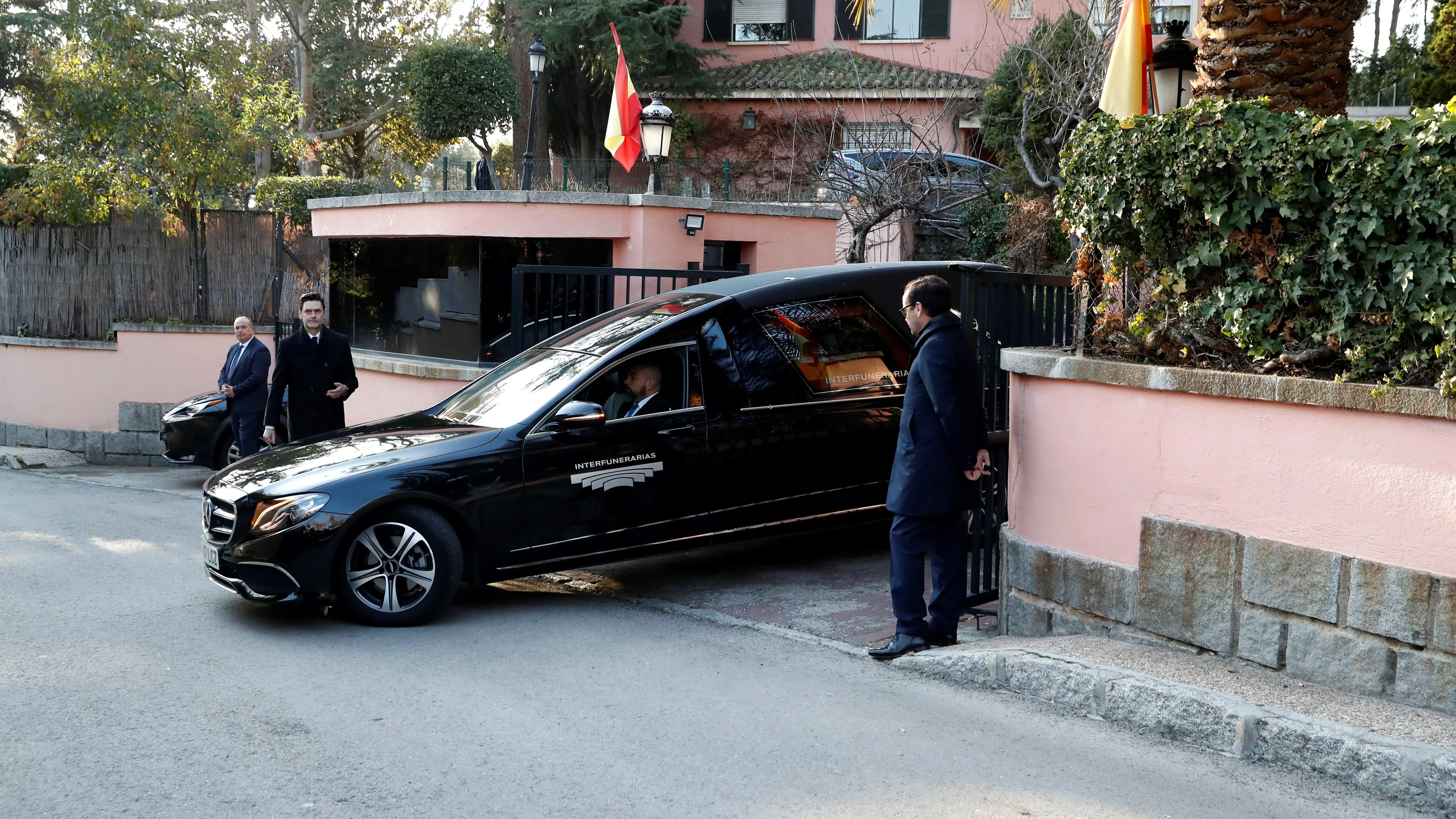 Salida del vehículo de la funeraria que transporta el féretro de la infanta Pilar de Borbón