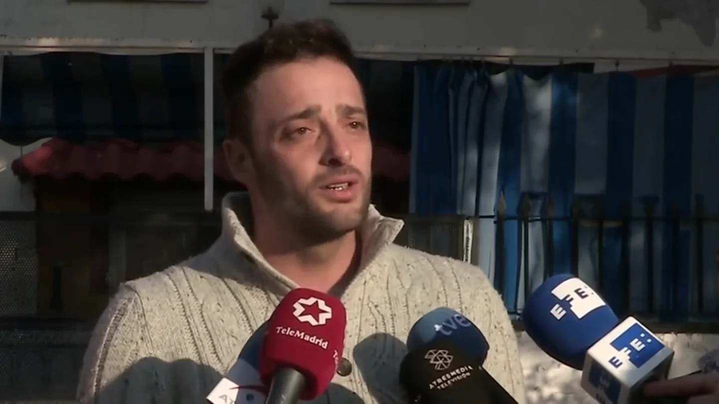 Habla el joven que salvó a la mujer quemada viva por su marido en Castilleja: "Me dijo que lo estaba volviendo loco" Habla el joven que salvó a la mujer quemada viva por su marido en Castilleja: "Me dijo que lo estaba volviendo loco"