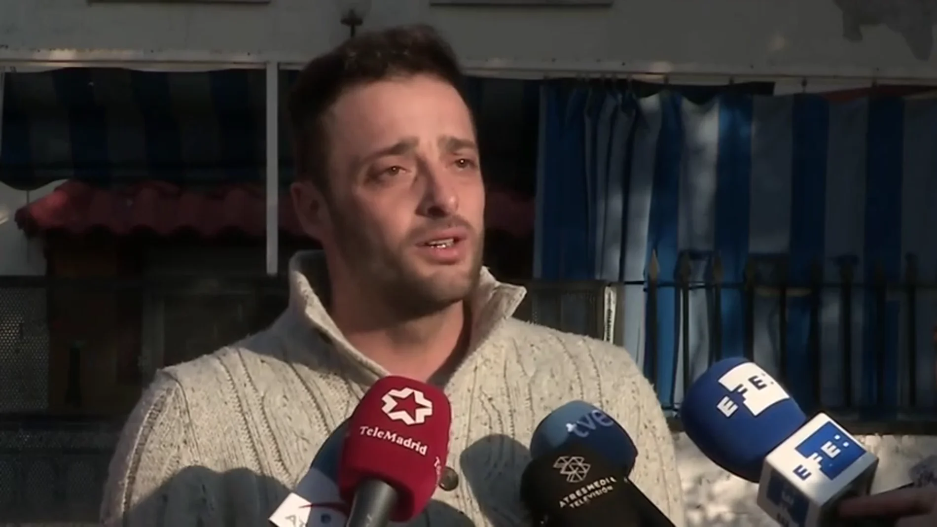 Habla el joven que salvó a la mujer quemada viva por su marido en Castilleja: "Me dijo que lo estaba volviendo loco"