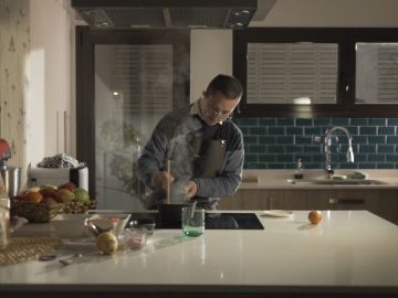 Alejandro en la cocina de su casa en Málaga Alejandro en la cocina de su casa en Málaga