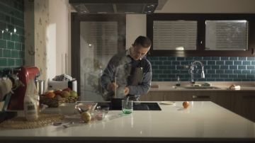 Alejandro en la cocina de su casa en Málaga