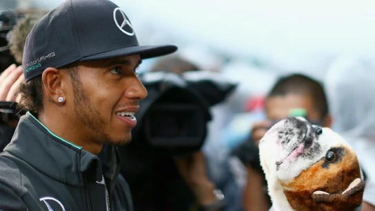 Lewis Hamilton, con su perro Roscoe en una foto de archivo Lewis Hamilton, con su perro Roscoe en una foto de archivo