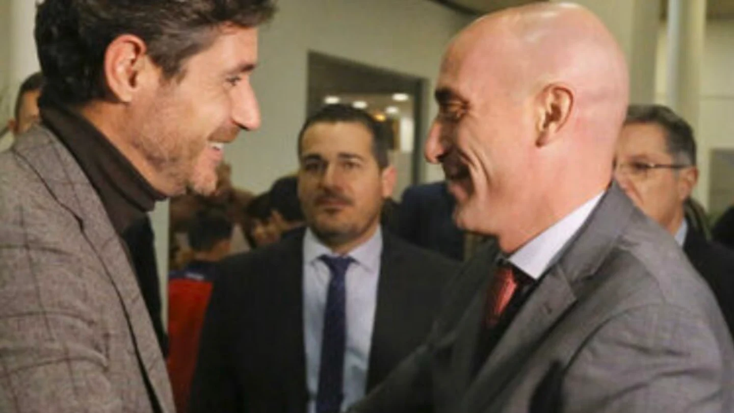 Luis Rubiales saluda a Víctor Sánchez del Amo Luis Rubiales saluda a Víctor Sánchez del Amo