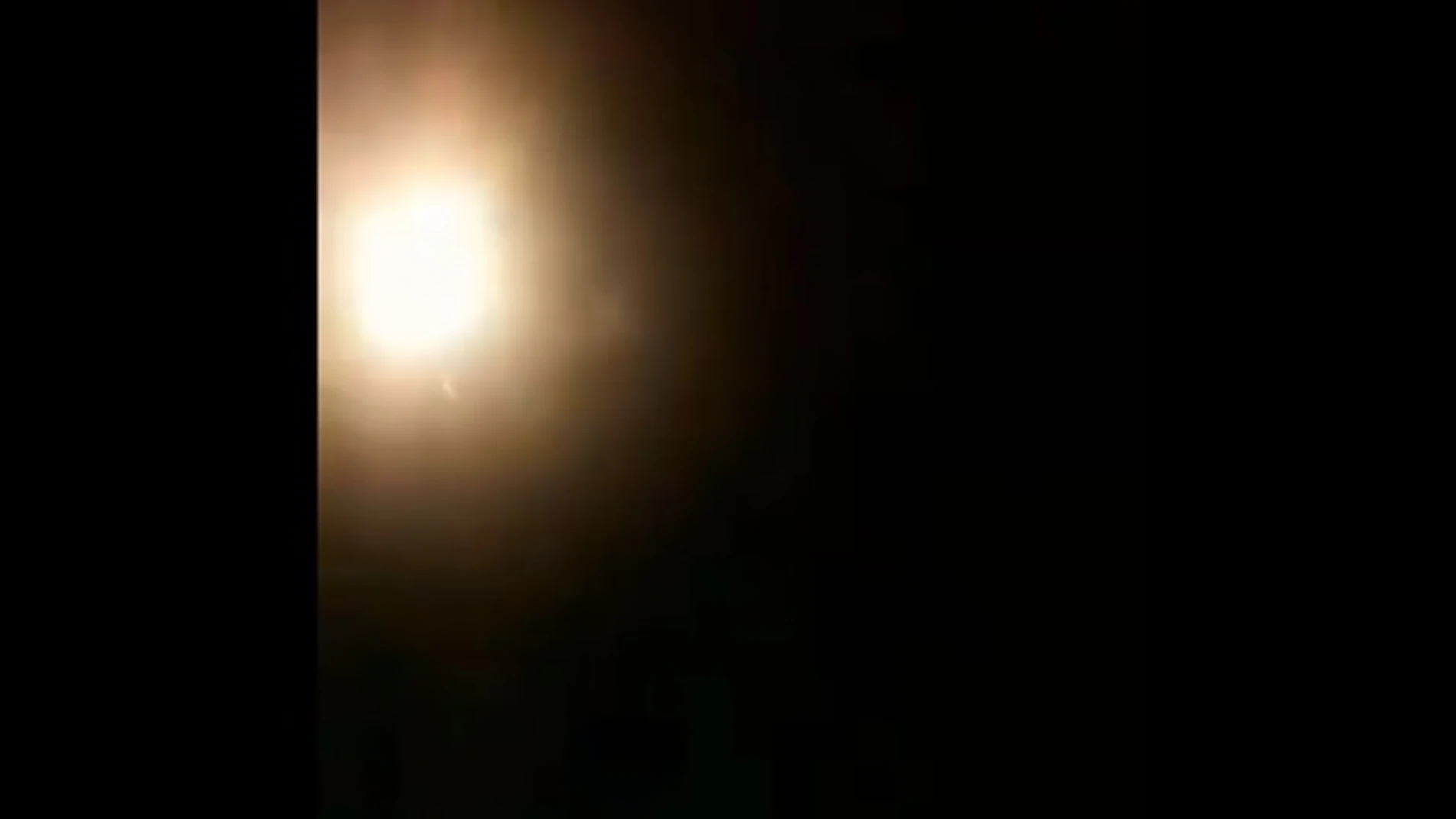 Imagen del vídeo en el que, presuntamente, se puede ver al misil impactando contra un avión