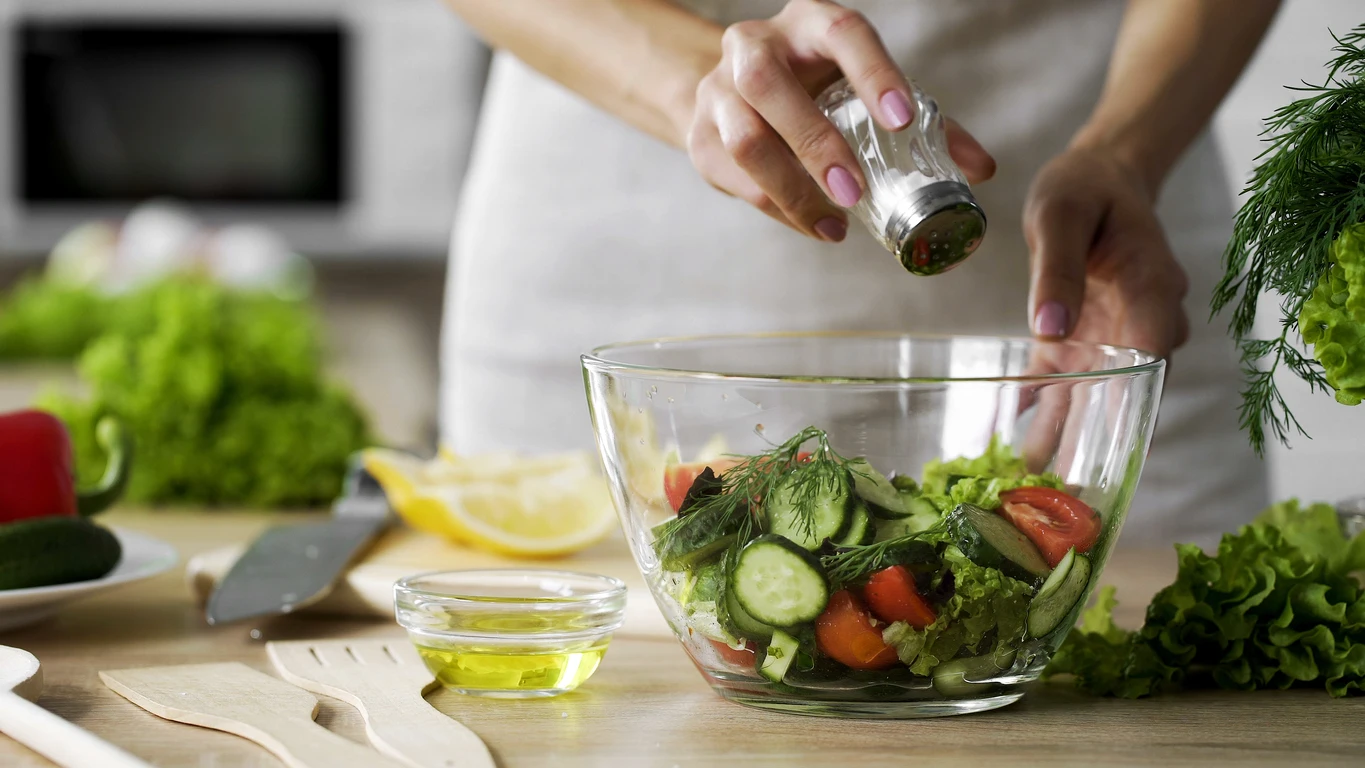 Sazonando la ensalada