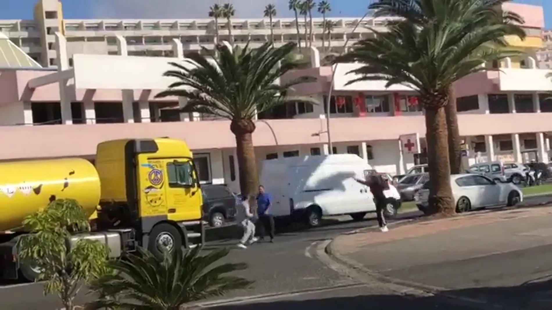 Lanzamiento de piedras, insultos y golpes: una maniobra de un camión desata la ira de un conductor en Gran Canaria