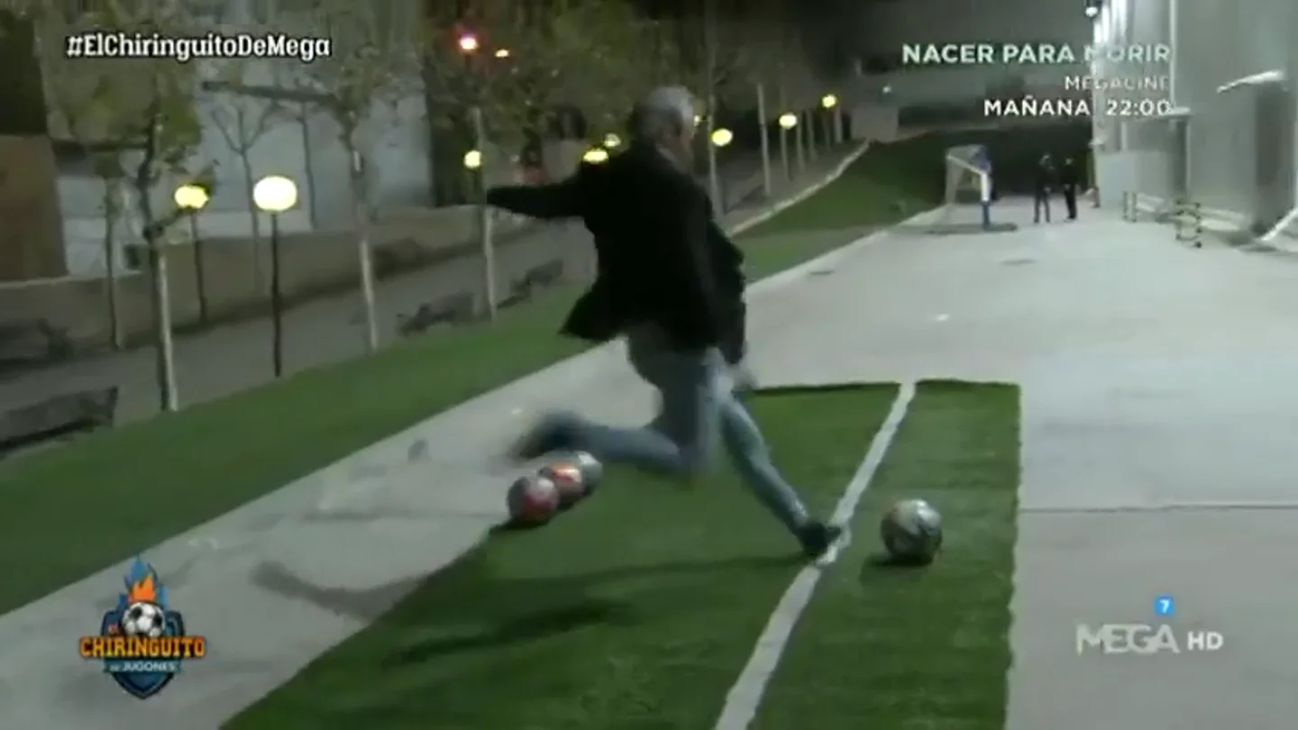 ¿Lo conseguirá? Lobo Carrasco trata de emular el golazo olímpico de Toni Kroos en 'El Chiringuito' ¿Lo conseguirá? Lobo Carrasco trata de emular el golazo olímpico de Toni Kroos en 'El Chiringuito'