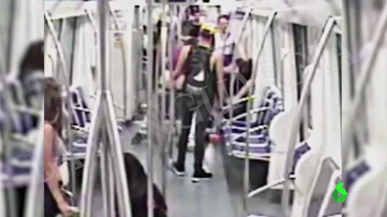 Juzgan a los tres responsables de dar una tremenda paliza y dejar tetrapléjico a un hombre en el metro de Barcelona Juzgan a los tres responsables de dar una tremenda paliza y dejar tetrapléjico a un hombre en el metro de Barcelona