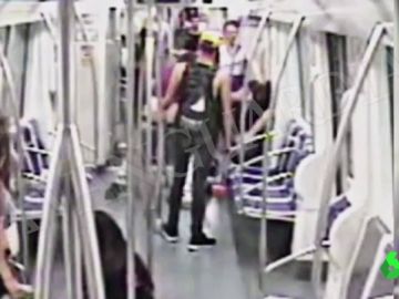 Juzgan a los tres responsables de dar una tremenda paliza y dejar tetrapléjico a un hombre en el metro de Barcelona Juzgan a los tres responsables de dar una tremenda paliza y dejar tetrapléjico a un hombre en el metro de Barcelona
