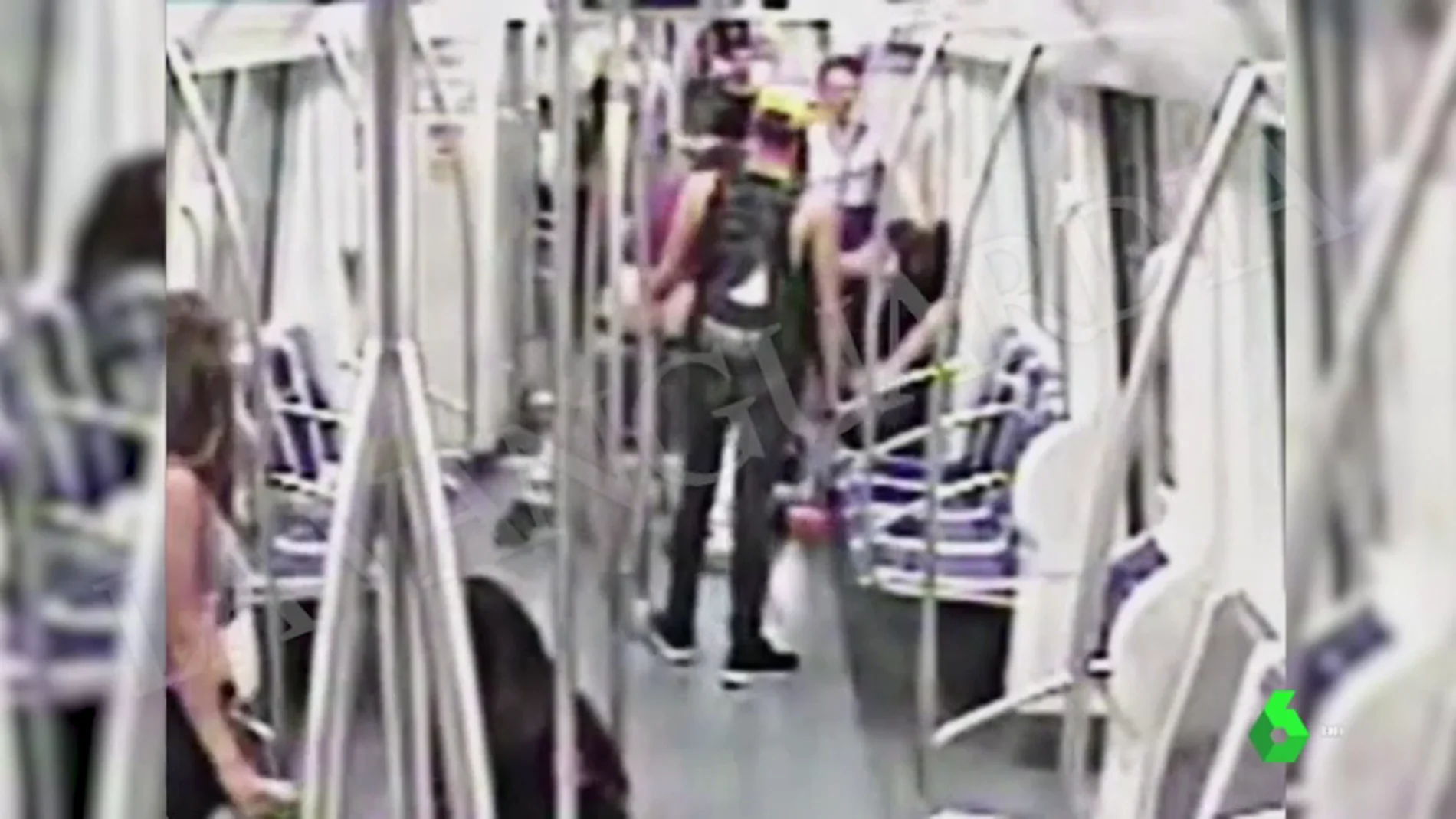 Juzgan a los tres responsables de dar una tremenda paliza y dejar tetrapléjico a un hombre en el metro de Barcelona