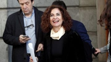 María Jesús Montero abandona el Congreso de los Diputados tras la segunda jornada del debate de investidura de Pedro Sánchez como presidente del Gobierno