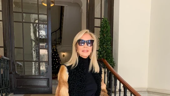 Carmen Lomana vistiendo un abrigo de piel Carmen Lomana vistiendo un abrigo de piel