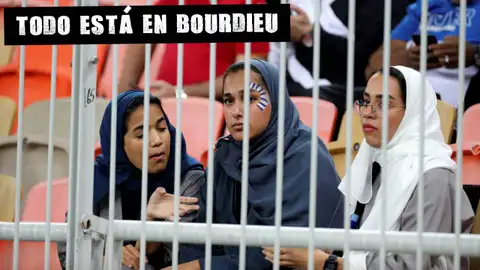 Aficionadas en las gradas del estadio durante una de las semifinales de la Supercopa Todo está en Bourdieu