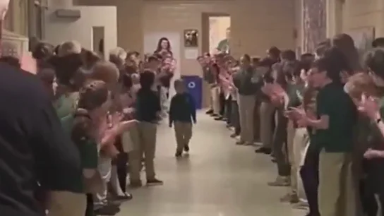 Un niño de seis años supera un cáncer y es recibido por sus compañeros del colegio con una gran ovación Un niño de seis años supera un cáncer y es recibido por sus compañeros del colegio con una gran ovación