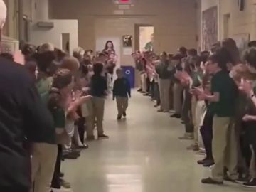 Un niño de seis años supera un cáncer y es recibido por sus compañeros del colegio con una gran ovación Un niño de seis años supera un cáncer y es recibido por sus compañeros del colegio con una gran ovación