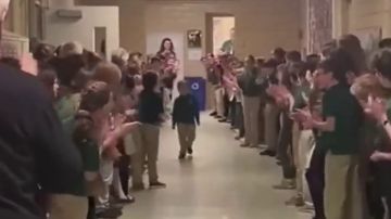 Un niño de seis años supera un cáncer y es recibido por sus compañeros del colegio con una gran ovación