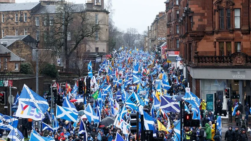 Las calles de Glasgow se han teñido con la Cruz de San Andrés