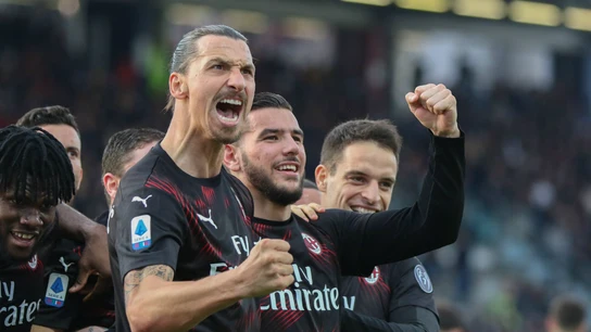 Ibrahimovic celebra un gol con Theo Hernández Ibrahimovic celebra un gol con Theo Hernández