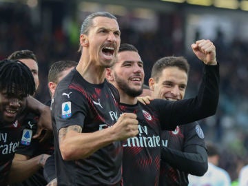 Ibrahimovic celebra un gol con Theo Hernández Ibrahimovic celebra un gol con Theo Hernández