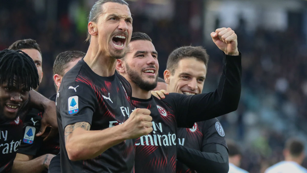 Ibrahimovic celebra un gol con Theo Hernández