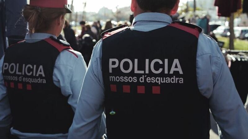 Dos agentes de Mossos d'Esquadra (Archivo)