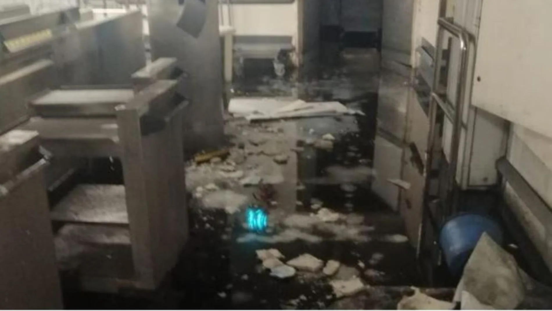 Escombros del techo del Hospital Gregorio Marañón tras el incidente