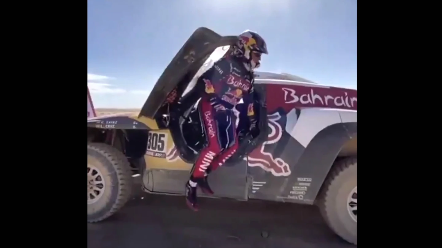 Carlos Sainz se baja de su MINI Carlos Sainz se baja de su MINI