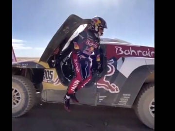 Carlos Sainz se baja de su MINI Carlos Sainz se baja de su MINI