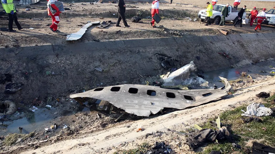 Imagen de los restos del avión derribado en Teherán