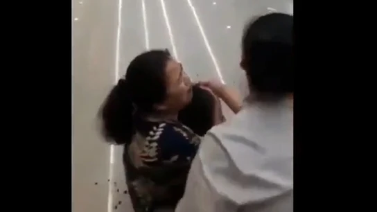 Imagen de una madre abrazada a su hijo asesinado durante un atraco en Bangkok Imagen de una madre abrazada a su hijo asesinado durante un atraco en Bangkok