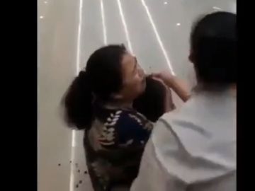 Imagen de una madre abrazada a su hijo asesinado durante un atraco en Bangkok Imagen de una madre abrazada a su hijo asesinado durante un atraco en Bangkok