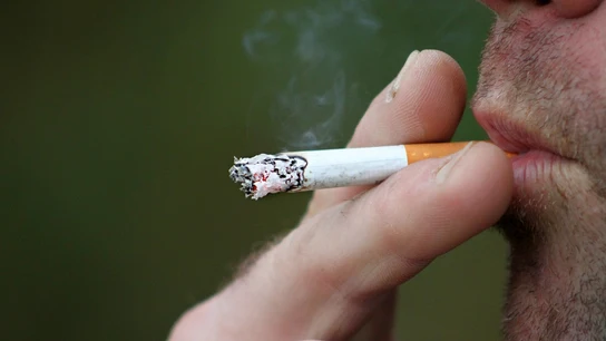 Imagen de archivo de una persona fumando. Imagen de archivo de una persona fumando.