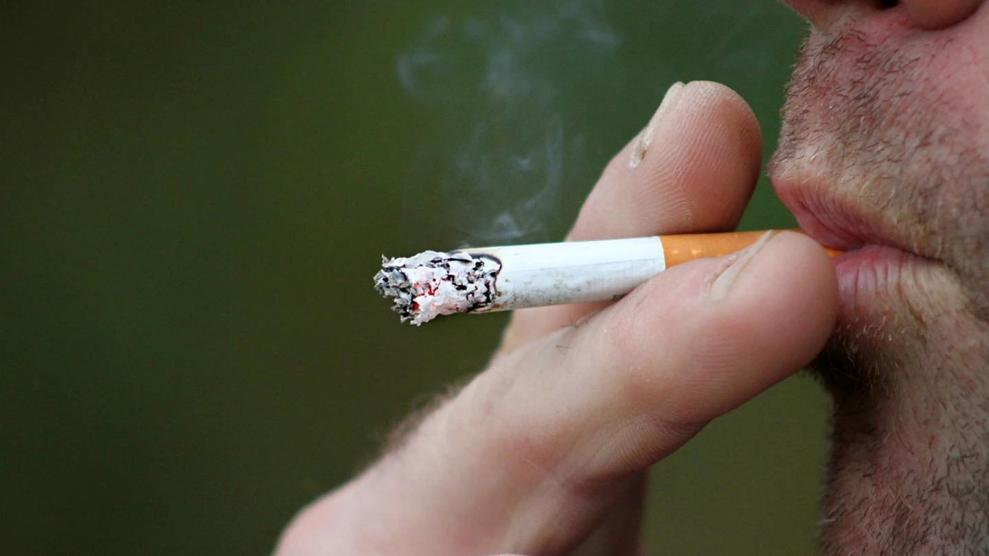 Imagen de archivo de una persona fumando. Imagen de archivo de una persona fumando.