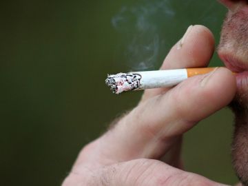 Imagen de archivo de una persona fumando. Imagen de archivo de una persona fumando.