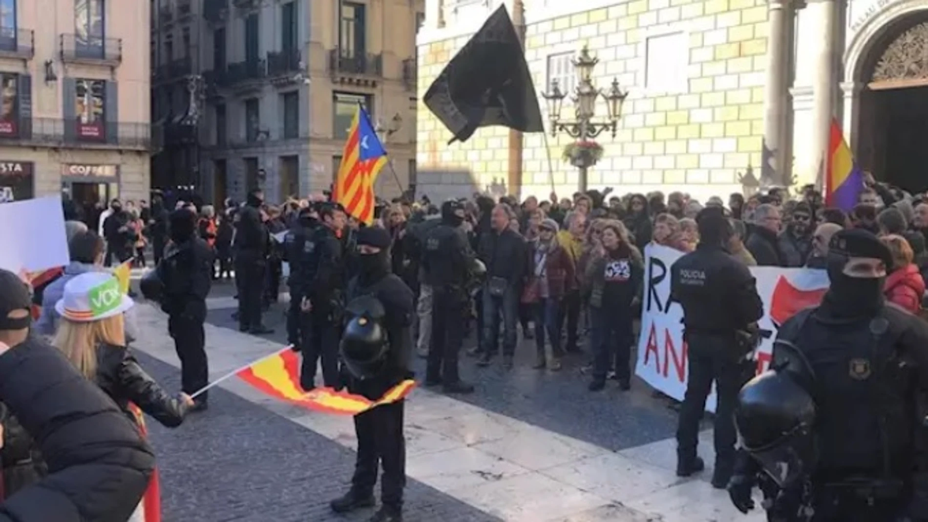 Dispositivo de los Mossos en la Plaza Sant Jaume de Barcelona 