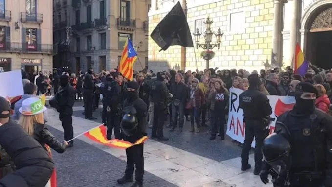 Dispositivo de los Mossos en la Plaza Sant Jaume de Barcelona 