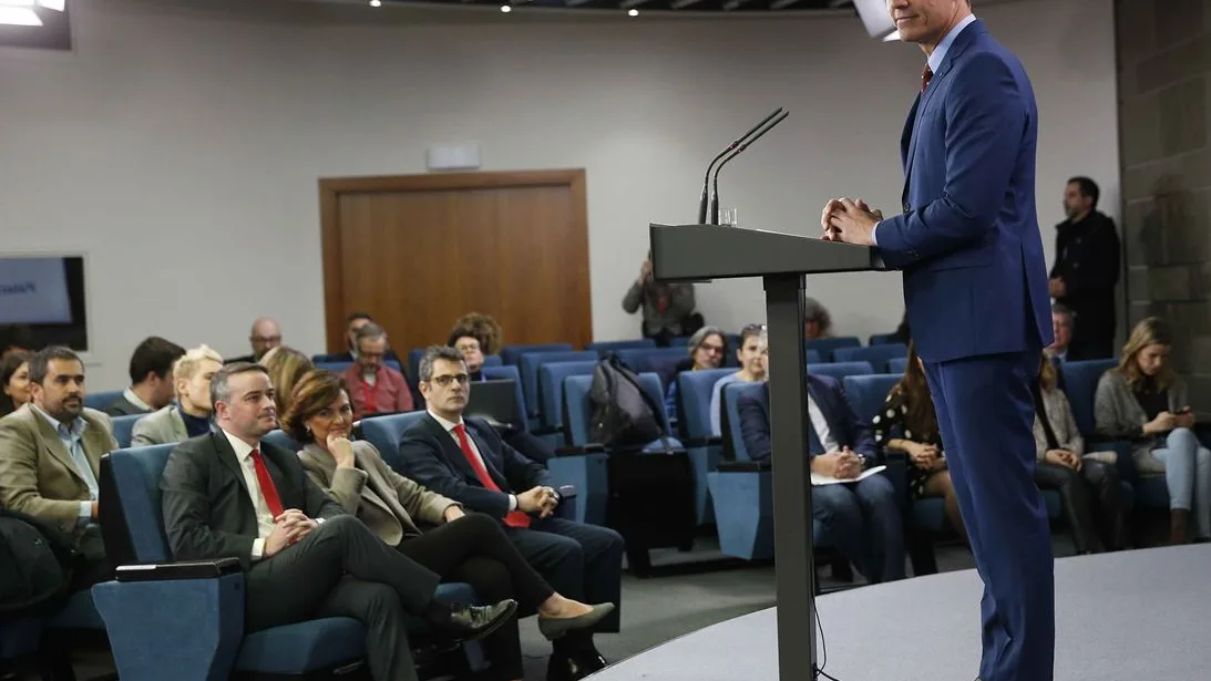 Imagen de Pedro Sánchez ante los medios